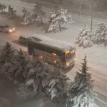 Bolu’daki yoğun kar yağışı, şehir merkezinde hayatı olumsuz etkiledi. Kar kalınlığı 30 santimetreyi geçti.