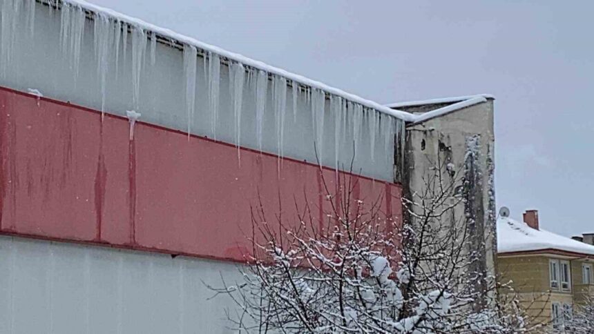 Bolu’da yoğun kar ve soğuk hava, buz sarkıtlarıyla hayatı zorlaştırıyor