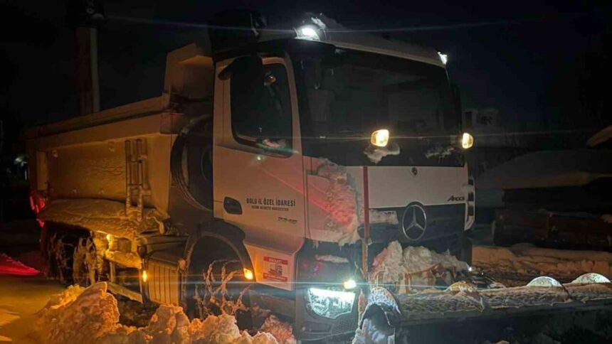 Bolu’da etkili kar yağışı nedeniyle kapalı olan 263 köy yolundan 191’i ekipler tarafından açıldı.