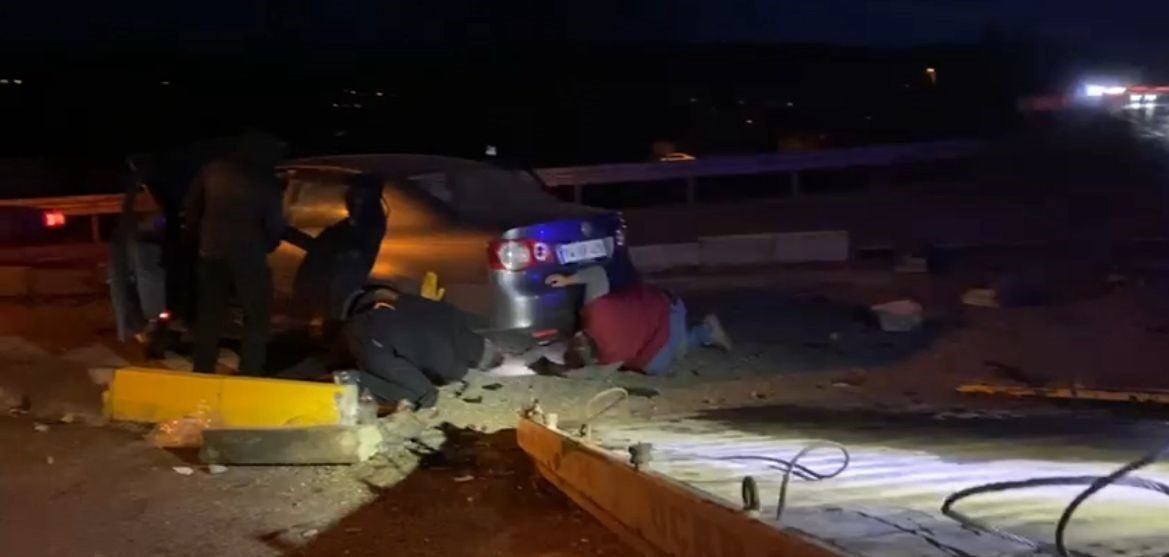 Bolu'da Hayrettin Tokadi Türbesi kavşağında iki otomobilin çarpışması sonucu hamile