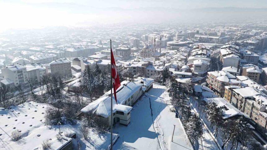Bolu’da 3 gün süren kar yağışı sonrası kar kalınlığı 50 santimetreyi geçti, güneşli hava ile manzaralar havadan görüntülendi.