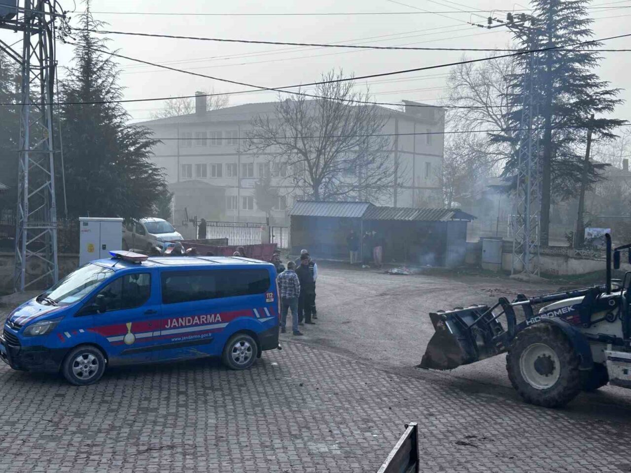 Bolu'nun Göynük ilçesine bağlı Ahmetbeyler köyü sakinleri, ağır tonajlı araçların