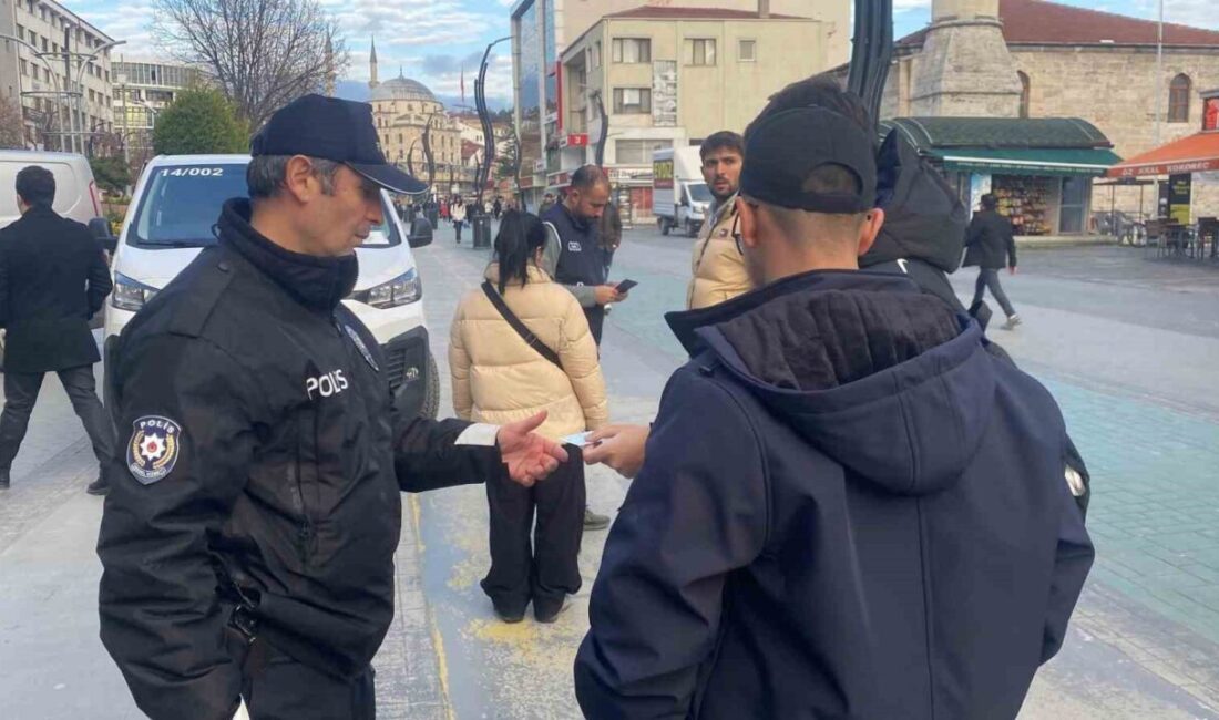 Bolu’da Göçmen Kaçakçılığıyla Mücadele Ekiplerinden İzzet Baysal Caddesi’nde Geniş Kapsamlı Uygulama Gerçekleşti Bolu'da, İl Emniyet Müdürlüğü'ne bağlı Göçmen Kaçakçılığıyla Mücadele ve Asayiş
