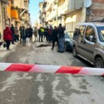 Manisa’nın Alaşehir ilçesinde boşanma aşamasındaki eşi tarafından sokakta vurulan kadın yaşamını yitirdi.