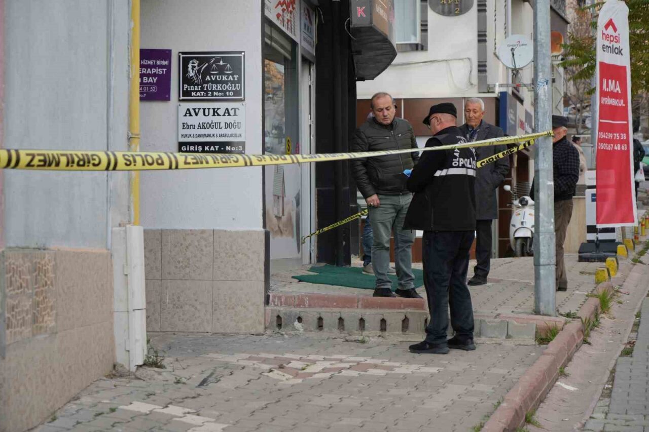 Kırıkkale’de Boşanma Görüşmesi Sırasında Kayınpeder Tarafından Vurulan Kadın, Hayat Mücadelesini Kaybetti Kırıkkale'de boşanma protokolü için buluşan Eser Ereli, kayınpederi Y.A. tarafından