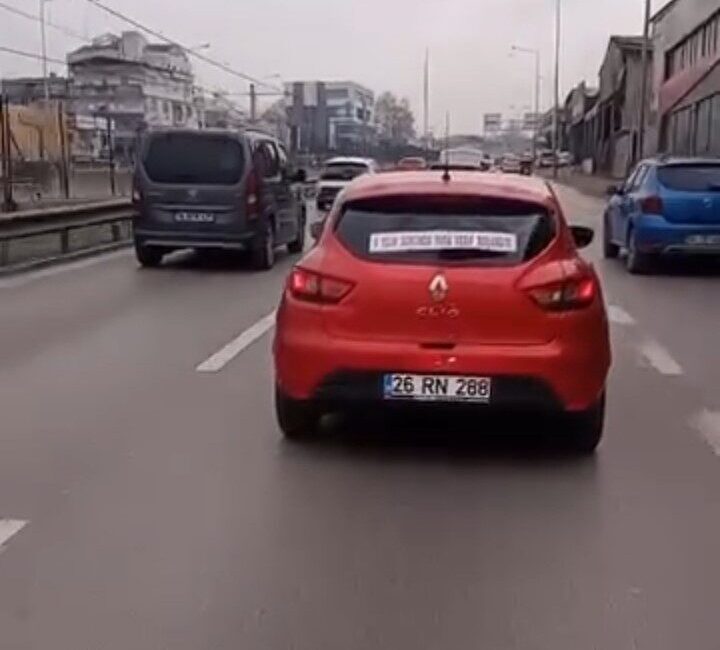 Bursa’da Renkli Süslü Otomobilin Arka Camındaki Not Trafikte Gülümsemelere Neden Oldu Bursa'nın Osmangazi ilçesinde bir kadın sürücünün düğün arabasını andıran süslemeleri,