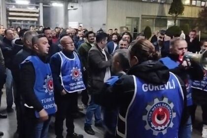 Bosch İşçileri, Toplu İş Sözleşmesi Görüşmelerinde Anlaşmazlık Sonrası Fabrika Önünde Eylem Yaptı