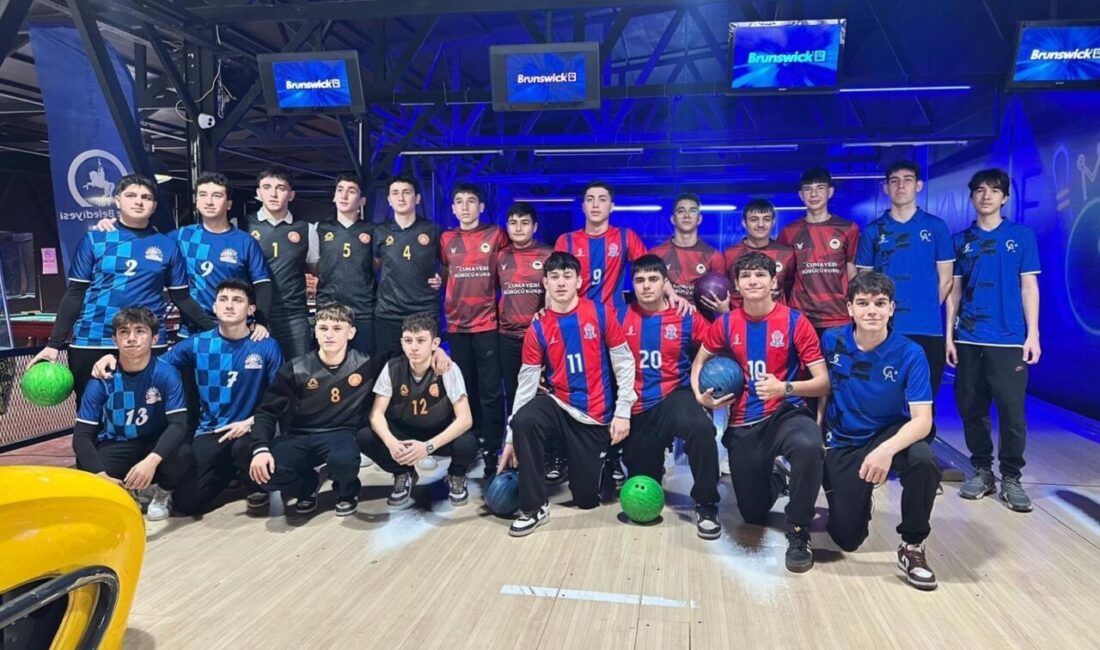 Düzce'de düzenlenen Okul Sporları Gençler Bowling müsabakalarına 13 takım katıldı.
