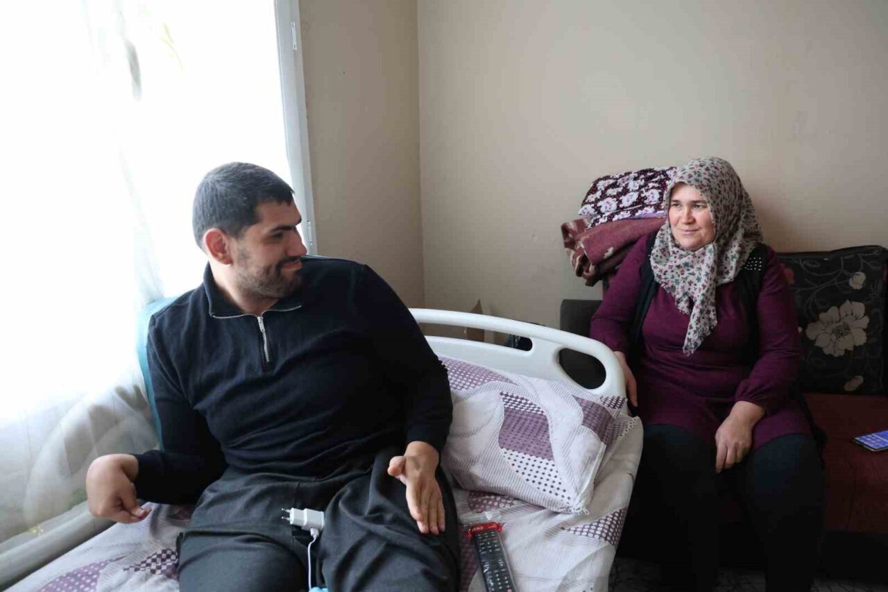 Adana'da 30 yaşındaki Okan Ersin, 6 yaşında geçirdiği kaza sonucu