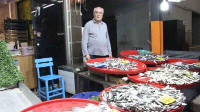 Bozdoğan'da balıkçı Mehmet Bekem, soğuyan havalarla artan balık talebine dikkat