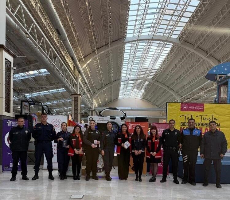 Bozüyük'te kadına şiddetle mücadele amacıyla düzenlenen bilgilendirme etkinliğine Bilecik Aile