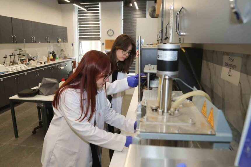 BTÜ öğrencileri, TUSAŞ uçaklarının uçuş kontrol sistemlerini geliştiren bir projeye başladı.