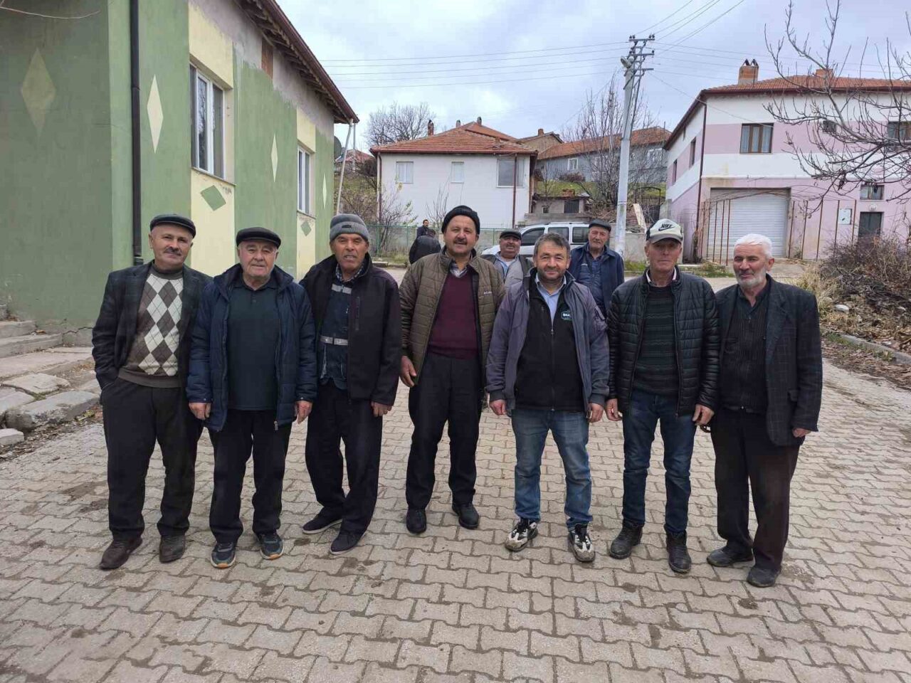 Afyonkarahisar'ın Şuhut ilçesindeki İcikli köyü sakinleri, telefon hatlarının yetersizliği nedeniyle