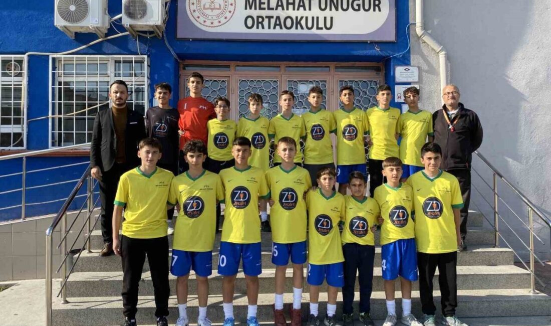 Eskişehir'deki Melahat Ünügür Ortaokulu, 10 yıl üst üste kazandığı futbol