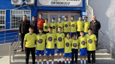 Eskişehir'deki Melahat Ünügür Ortaokulu, 10 yıl üst üste kazandığı futbol