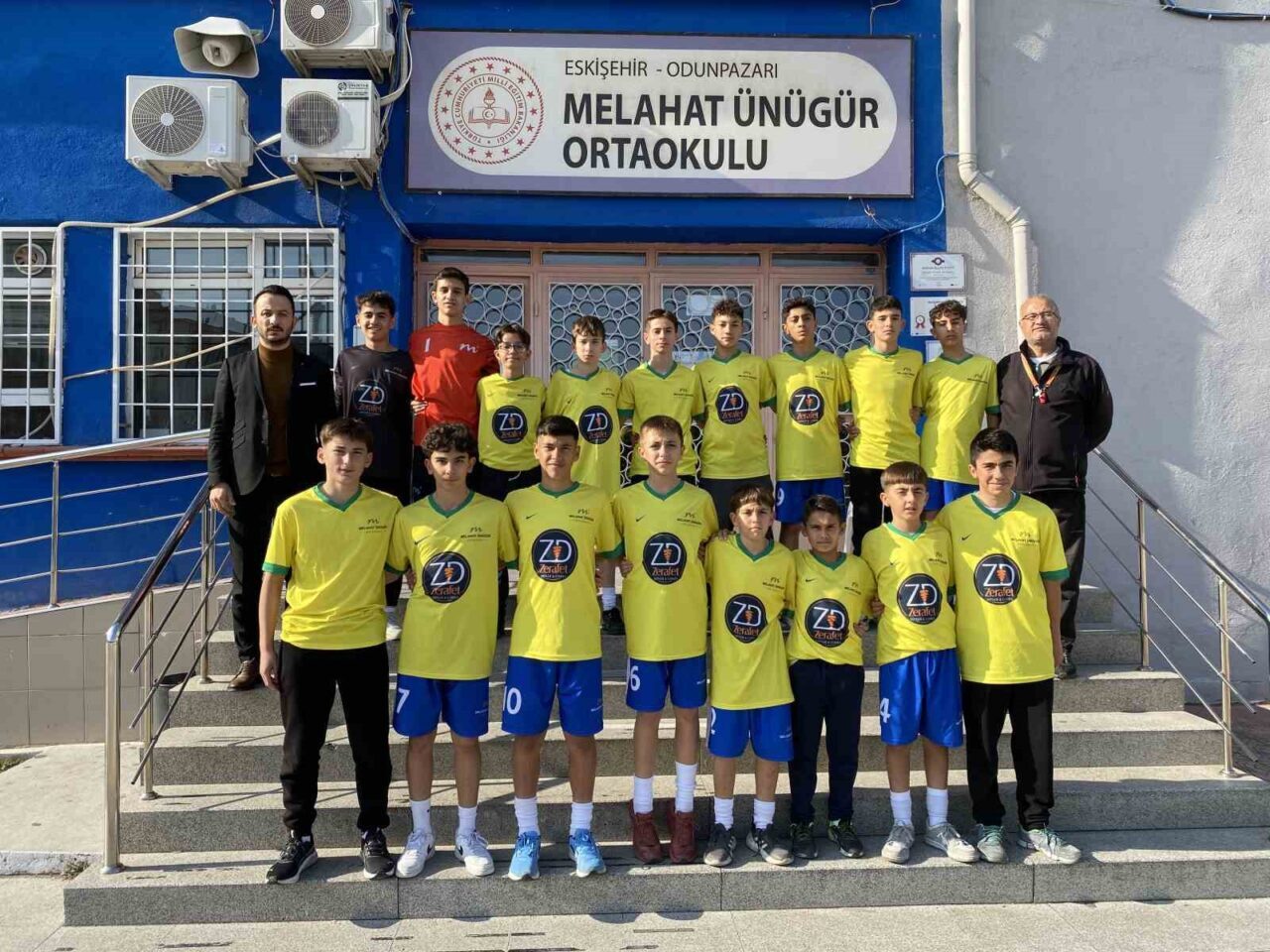 Eskişehir'deki Melahat Ünügür Ortaokulu, 10 yıl üst üste kazandığı futbol