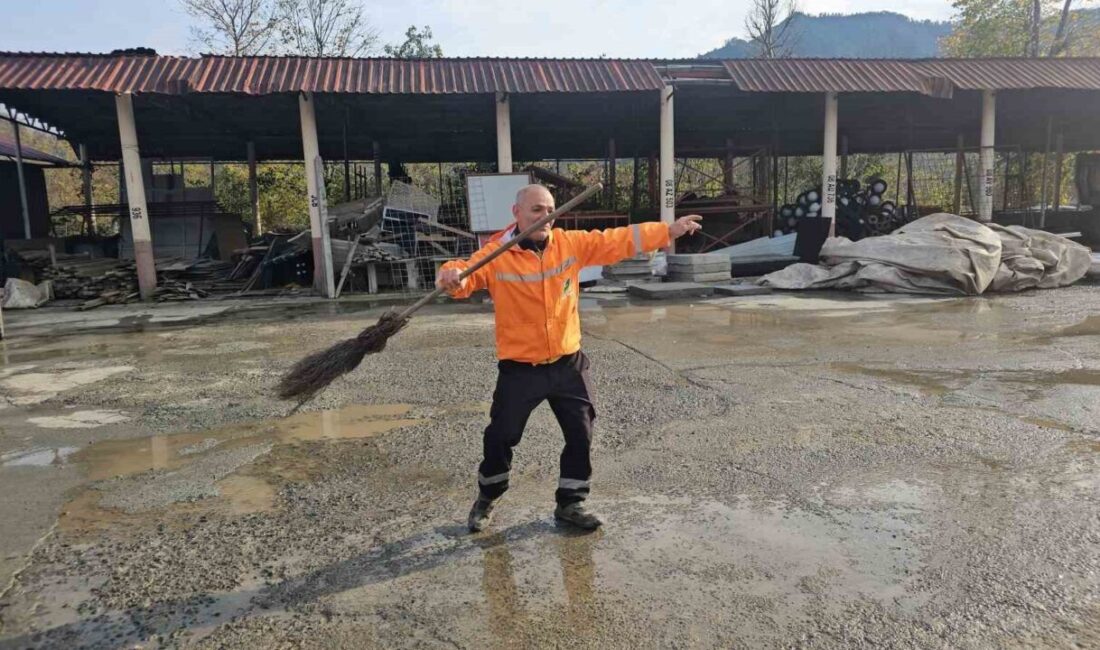 Arhavi’de Temizlik Görevlisi Birol Narman, Müziğin Ritmiyle Sokakları Süsledi Artvin’in Arhavi ilçesinde temizlik işçisi Birol Narman, müzik duyduğunda süpürgesiyle
