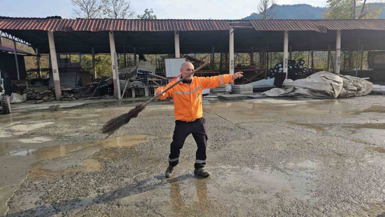 Artvin’in Arhavi ilçesinde temizlik işçisi Birol Narman, müzik duyduğunda süpürgesiyle