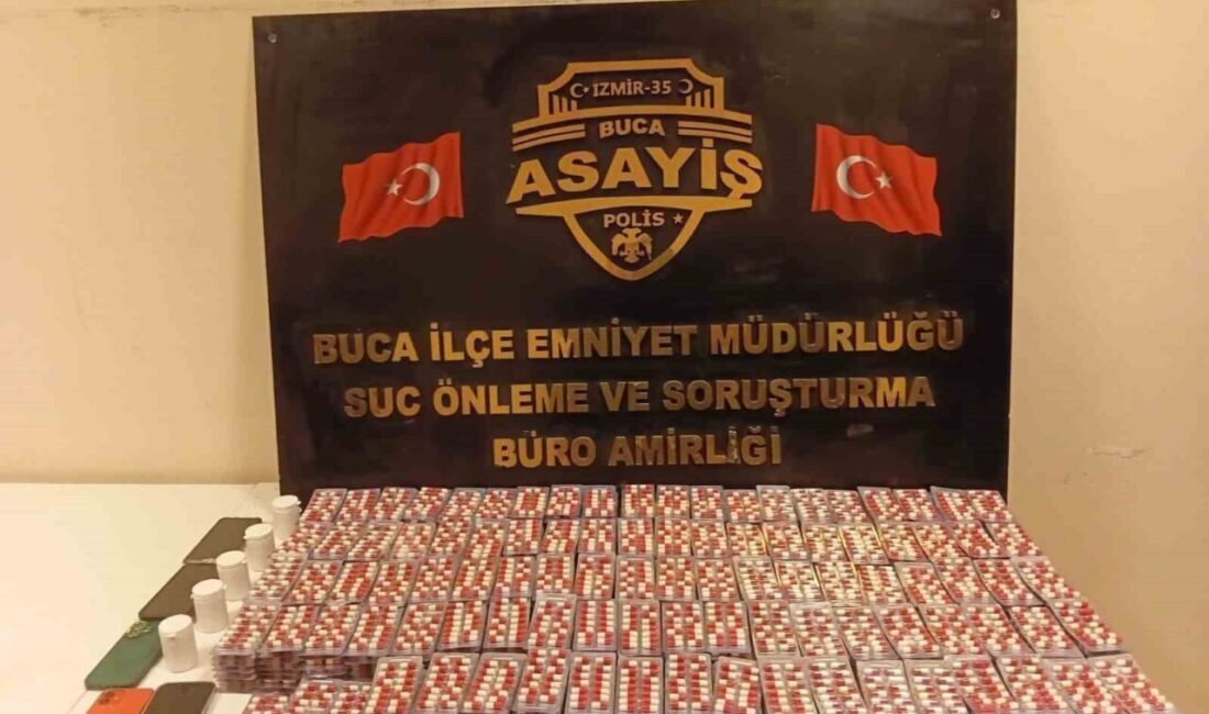 İzmir Buca'da düzenlenen polis operasyonunda, Yıldız Mahallesi'nde iki şüphelinin evinde