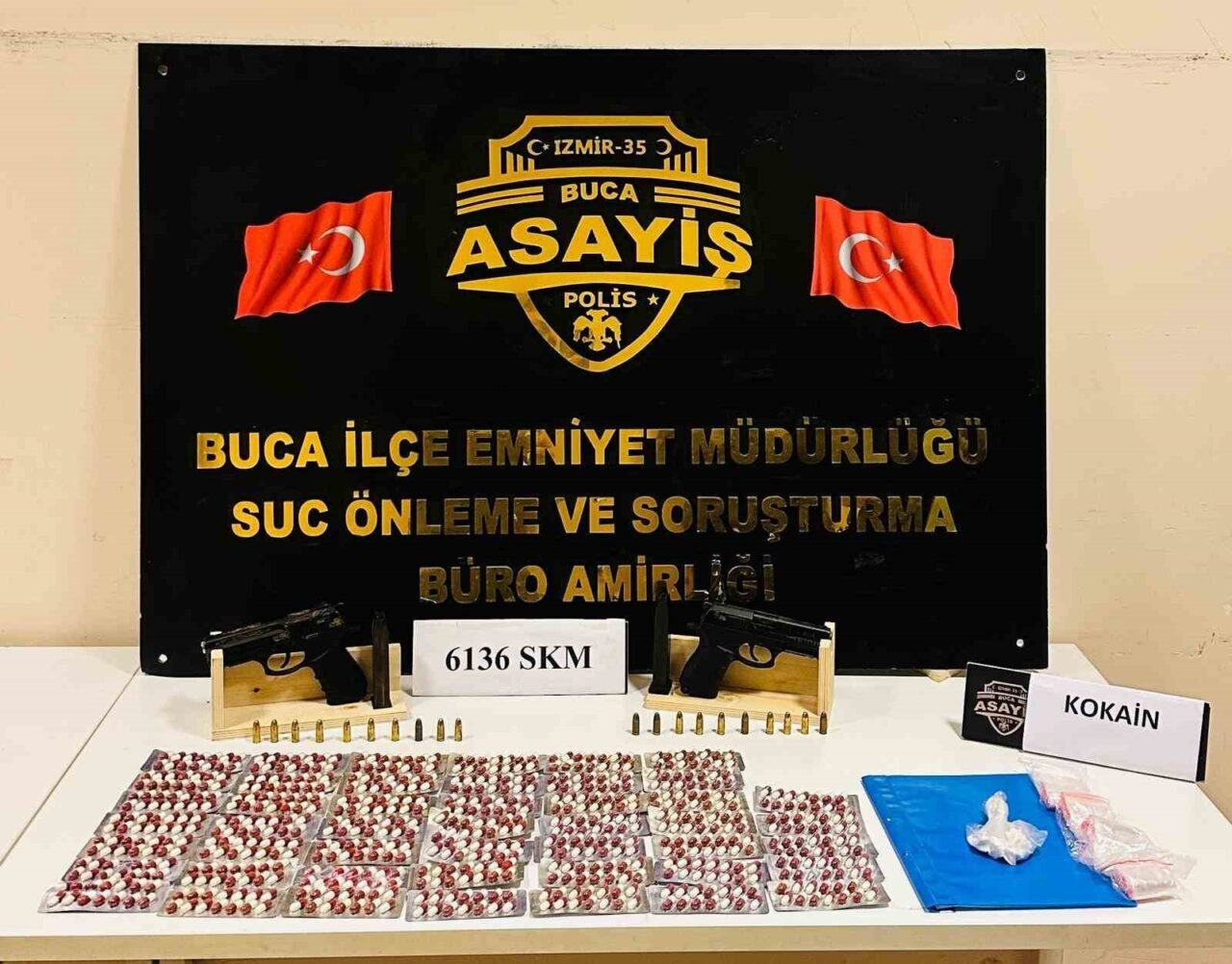 Buca’da düzenlenen iki ayrı uyuşturucu operasyonunda 5 kişi yakalandı, çok sayıda silah ve uyuşturucu ele geçirildi.