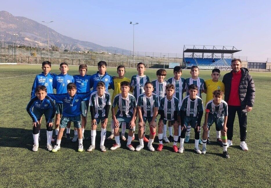 Buharkent Belediyespor U14 Takımı, Pamukspor’u Yenerek Namağlup Şampiyonluğunu Kazandı Buharkent Belediyespor U14 Takımı, ligdeki Pamukspor galibiyetiyle namağlup şampiyonluğunu ilan