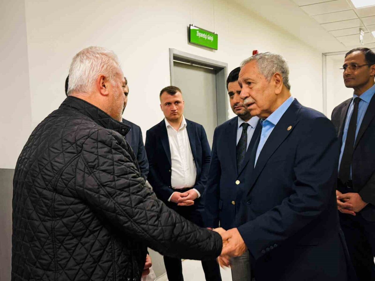 Bülent Arınç, Manisa Şehir Hastanesi'nde tedavi altında bulunan Şehzadeler Belediye