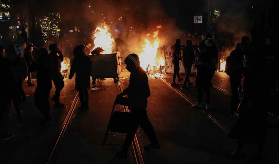 Bulgaristan’daki Kitlesel Gösterilerde Yolsuzluk İddiaları ve Yükselen Gerilimler Bulgaristan’da on binlerce kişinin katıldığı protestolarda hükümetin yolsuzluk iddiaları ve