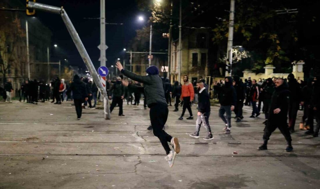 Bulgaristan Hükümeti, Hükümet Karşıtı Gösterilerin Ardından 2026 Bütçe Tasarısını Geri Çekti Bulgaristan'da Sofya ve diğer şehirlerde on binlerin katıldığı hükümet karşıtı