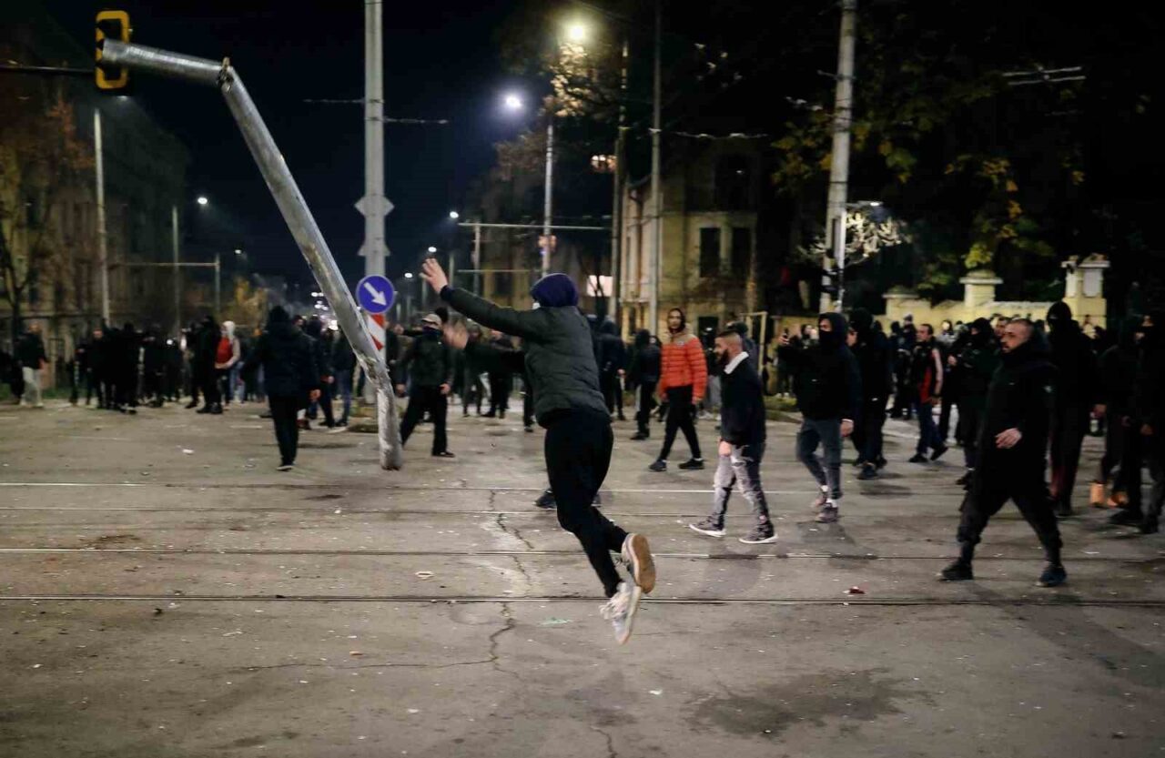 Bulgaristan'da Sofya ve diğer şehirlerde on binlerin katıldığı hükümet karşıtı