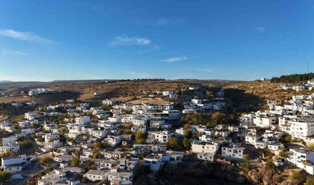 Eğil’deki Beyaz Evler, Bodrum’un Estetiğini Yansıtıyor Diyarbakır'ın Eğil ilçesinde, beyaz evler Bodrum'u andırıyor. Eğil Belediye Başkanı