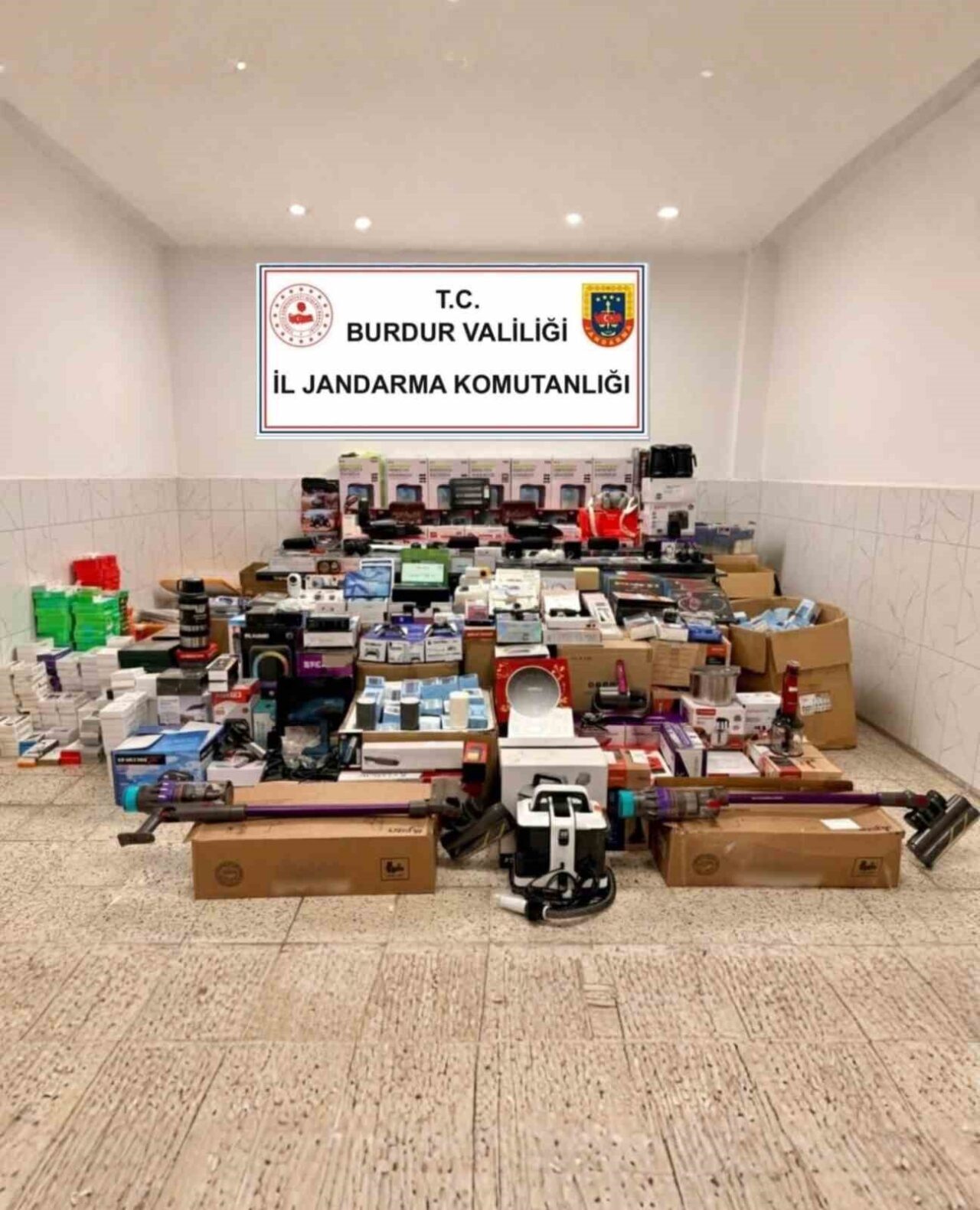 Burdur’da Jandarma Tarafından 1,3 Milyon Lira Değerinde Kaçak Ürünler Ele Geçirildi