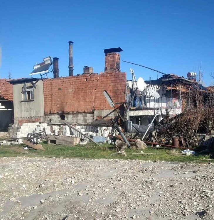 Gölhisar’da kalorifer kazasının patlaması sonucu çıkan yangında bir ev kullanılamaz hale geldi.