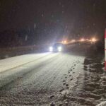 Burdur’da akşam saatlerinde etkili olan kar yağışı, birçok aracı yolda bıraktı; 3 saatlik çalışma sonrası kurtarıldı.