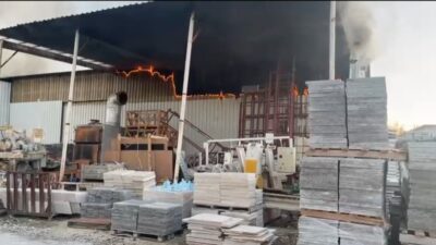 Burdur'un Bucak ilçesindeki bir mermer fabrikasında çatıdan çıkan yangın, itfaiye