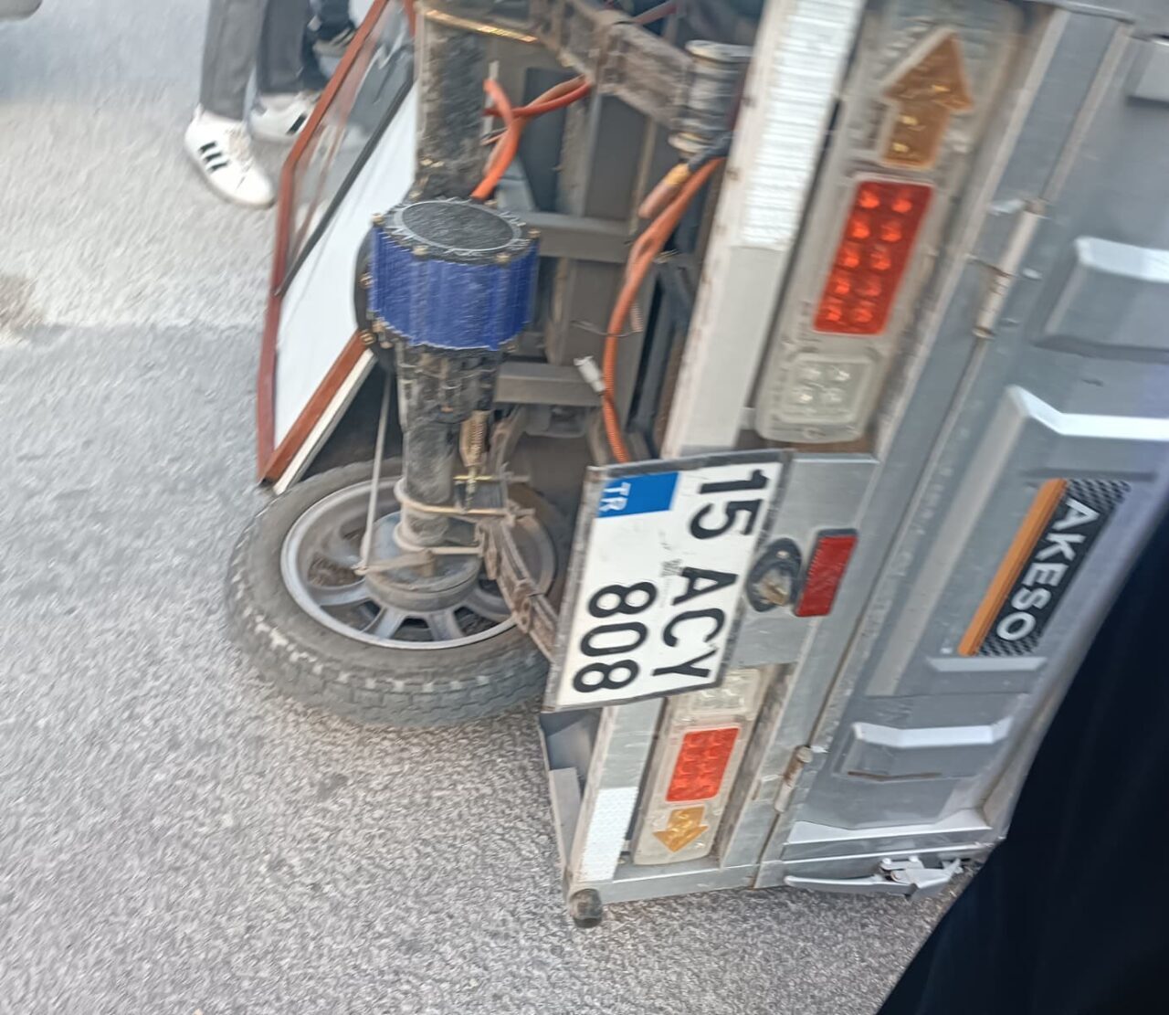 Burdur’da Kavşakta Minibüs ve Üç Tekerlekli Motosikletin Çarpışması Sonucu İki Kişi Yaralandı Burdur'da bir kavşakta minibüs ile üç tekerlekli motosikletin çarpışması sonucu