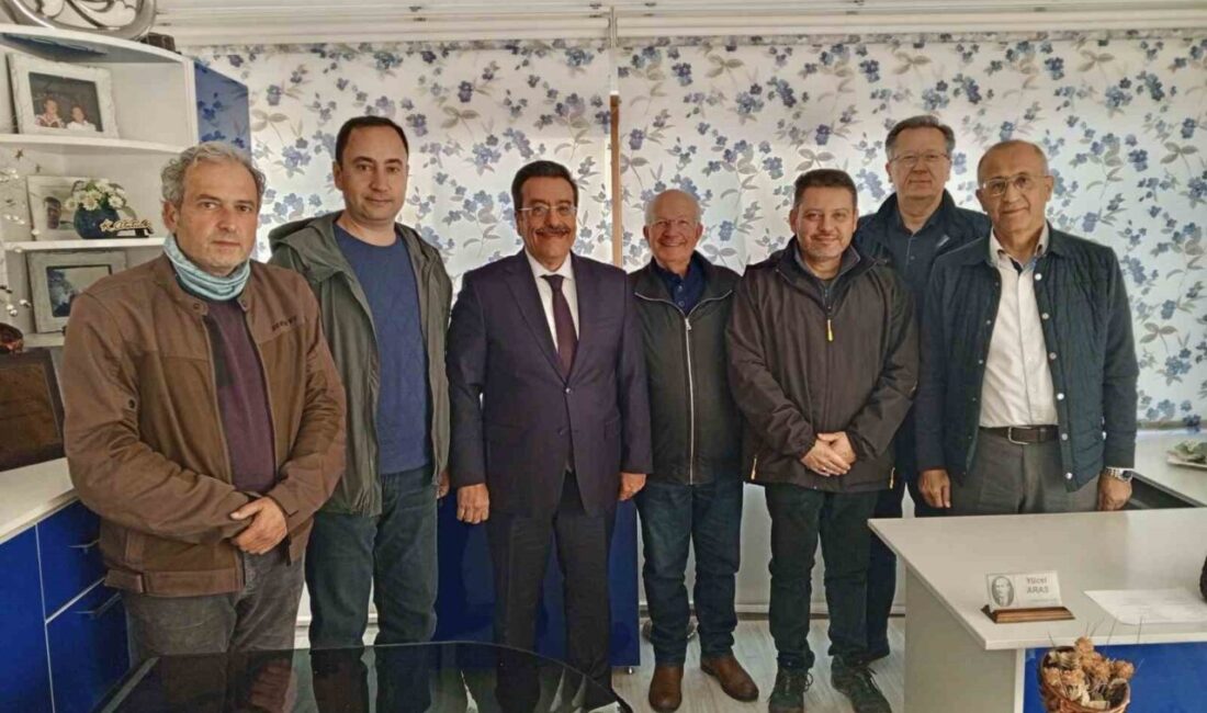 Burhaniye Kaymakamı Cumali Atilla, Burhaniye Eğitim Faaliyetlerini Destekleme Derneği'ni ziyaret