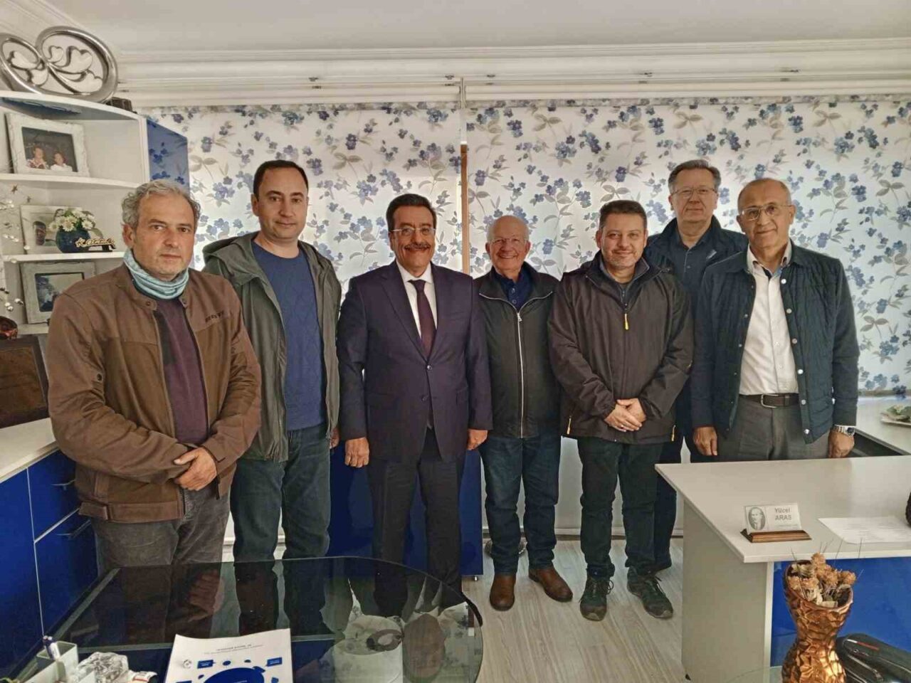 Burhaniye Kaymakamı Cumali Atilla, Burhaniye Eğitim Faaliyetlerini Destekleme Derneği'ni ziyaret