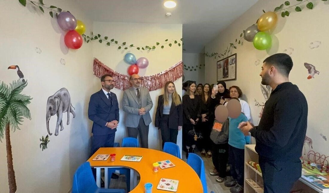 Burhaniye Uygulamalı Bilimler Fakültesi Öğrencilerinin Özel Çocuklar İçin Oyun Alanı Projesi Hayata Geçti. Balıkesir Üniversitesi Burhaniye Uygulamalı Bilimler Fakültesi öğrencileri, özel çocuklar için