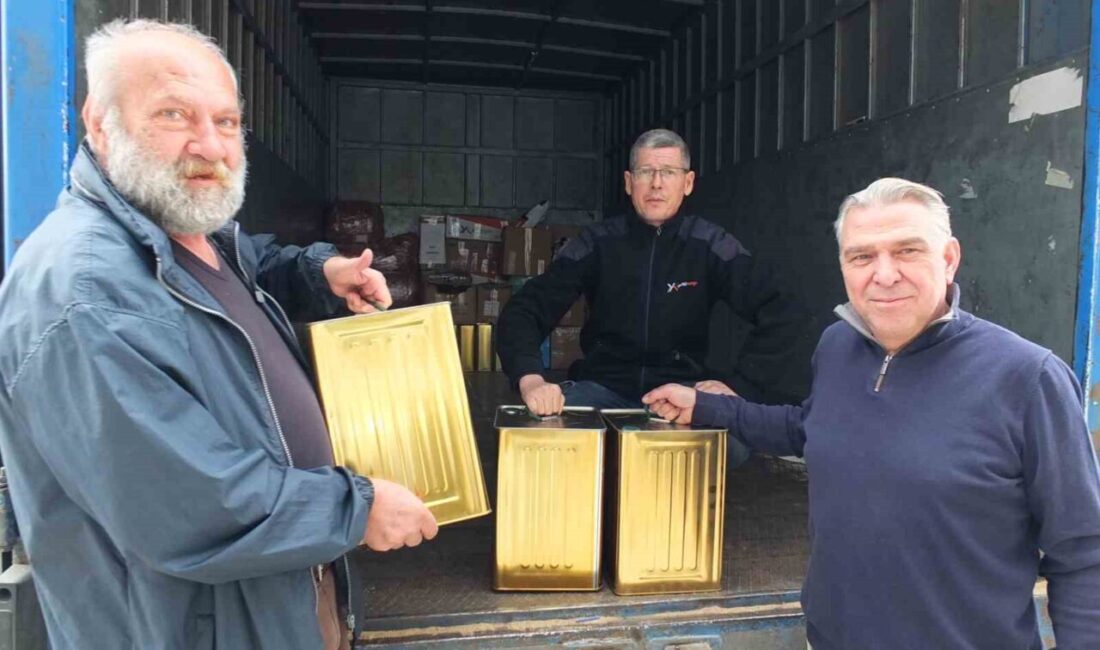 Balıkesir'in Burhaniye ilçesinde zeytin hasadı başladı ve zeytinyağı talebi arttı.