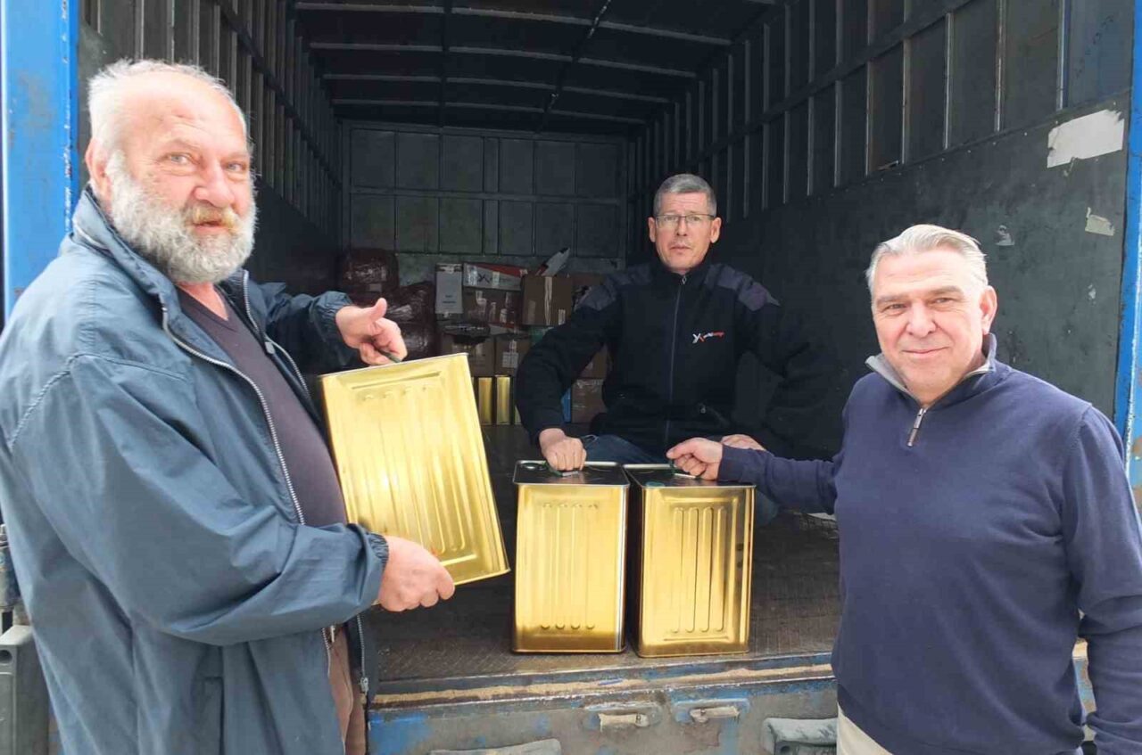 Balıkesir'in Burhaniye ilçesinde zeytin hasadı başladı ve zeytinyağı gönderimleri artış