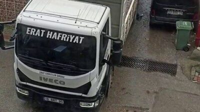 Bursa'nın Kestel ilçesinde, sokakta dönüş yapmaya çalışan kamyon sürücüsü, manevrası