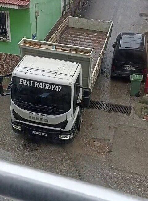 Bursa’da Manevra Yapan Kamyon Sürücüsü Park Halindeki Araca Çarparak Kaçtı Bursa'nın Kestel ilçesinde, sokakta dönüş yapmaya çalışan kamyon sürücüsü, manevrası