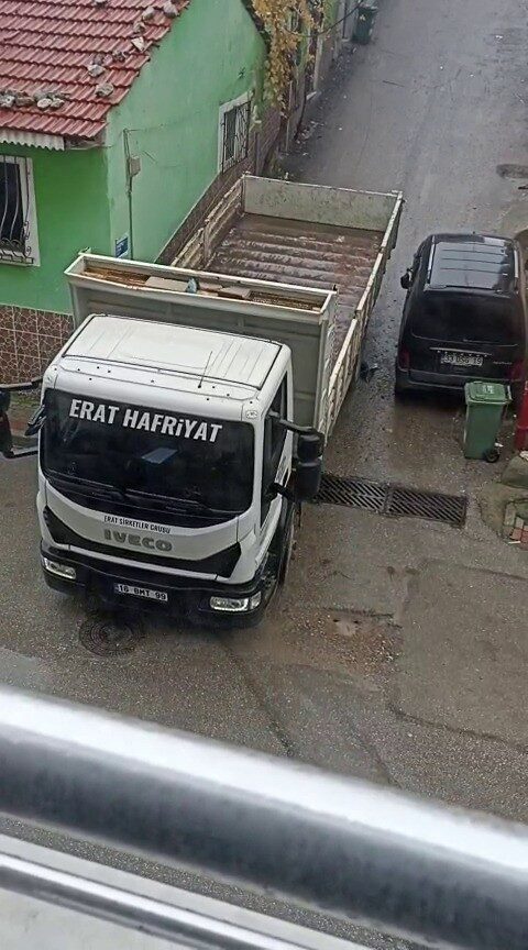 Bursa'nın Kestel ilçesinde, sokakta dönüş yapmaya çalışan kamyon sürücüsü, manevrası