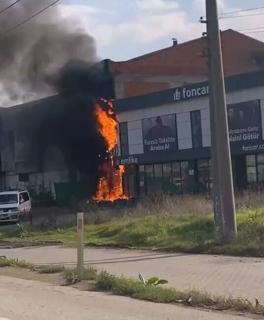 İnegöl’de Elektrik Panosunda Çıkan Yangın, İki İşyerinde Maddi Hasara Yol Açtı Bursa'nın İnegöl ilçesinde bulunan bir elektrik panosunda çıkan yangın, yakınındaki