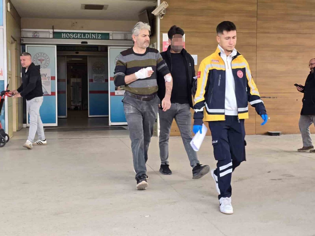 İnegöl’deki Mobilya Fabrikasında Testere Kazası: Bir İşçi Yaralandı Bursa'nın İnegöl ilçesindeki bir mobilya fabrikasında, 49 yaşındaki işçi Ahmet