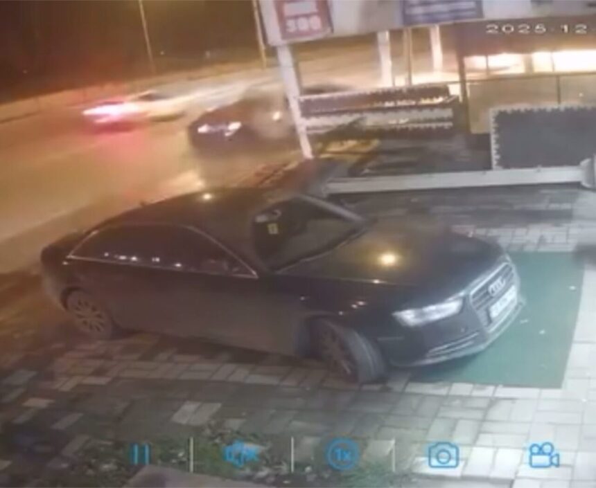 Yıldırım’da aşırı hızlı otomobil park halindeki araçlara çarptı, 4 kişi yaralandı.