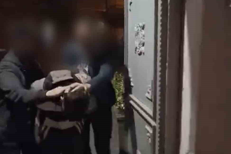 Bursa'nın Osmangazi ilçesinde bir AVM'de hırsızlık yaparken yakalanan G.K., polis