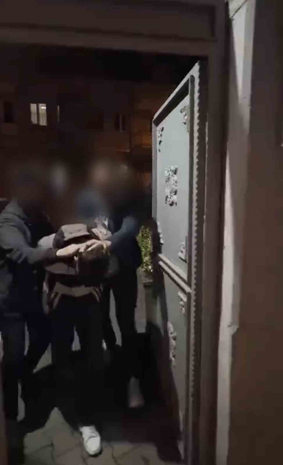 Bursa'nın Osmangazi ilçesinde bir AVM'de hırsızlık yaparken yakalanan G.K., polis