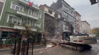 Bursa'nın Osmangazi ilçesinde eski bir bina, ilginç bir yıkım yöntemiyle