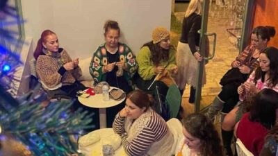 Bursa'daki Reglan Kafe, "Örgünü Giy Gel" yarışmasıyla örgü sanatını kutladı.